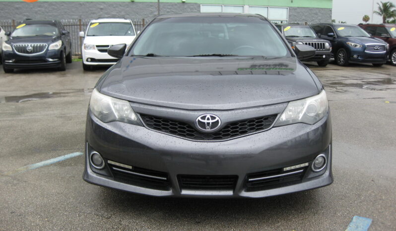 
								2014 Toyota Camry SE full									