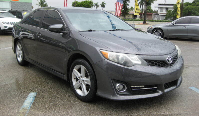 
								2014 Toyota Camry SE full									