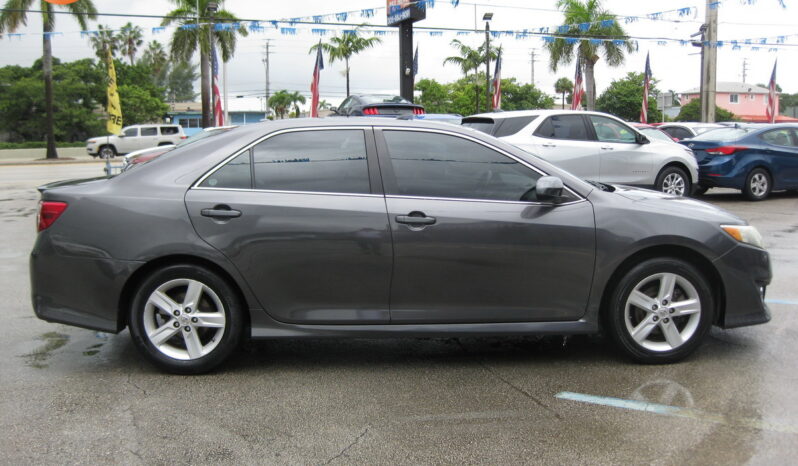 
								2014 Toyota Camry SE full									