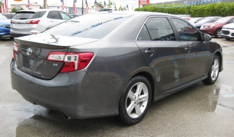 
								2014 Toyota Camry SE full									