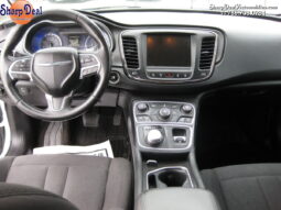 
										2016 Chrysler 200 Limited full									