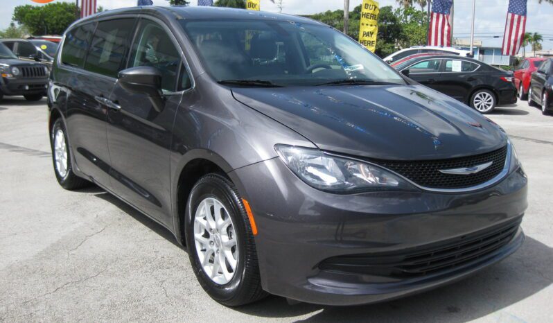 
								2020 Chrysler Voyager LX full									