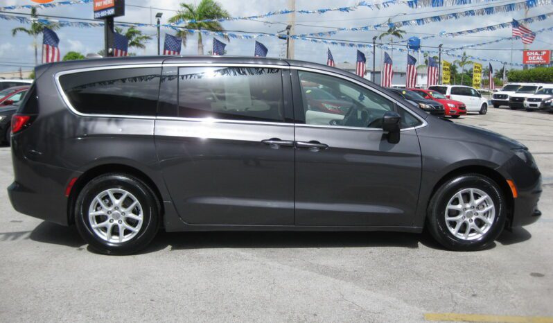 
								2020 Chrysler Voyager LX full									