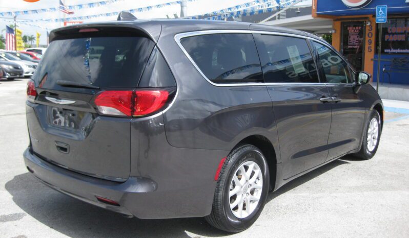
								2020 Chrysler Voyager LX full									