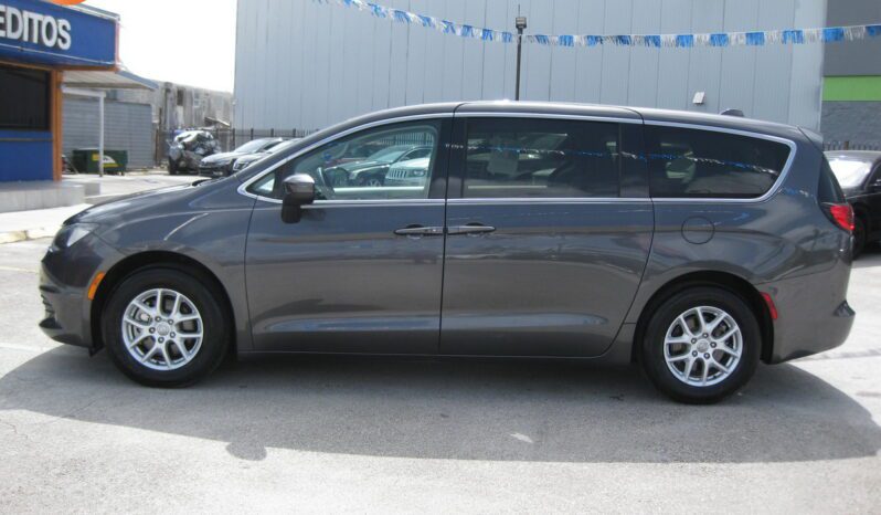 
								2020 Chrysler Voyager LX full									