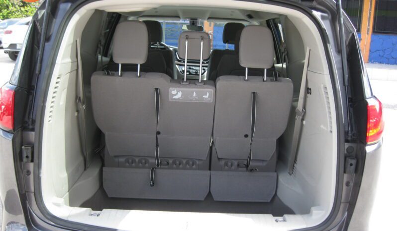 
								2020 Chrysler Voyager LX full									