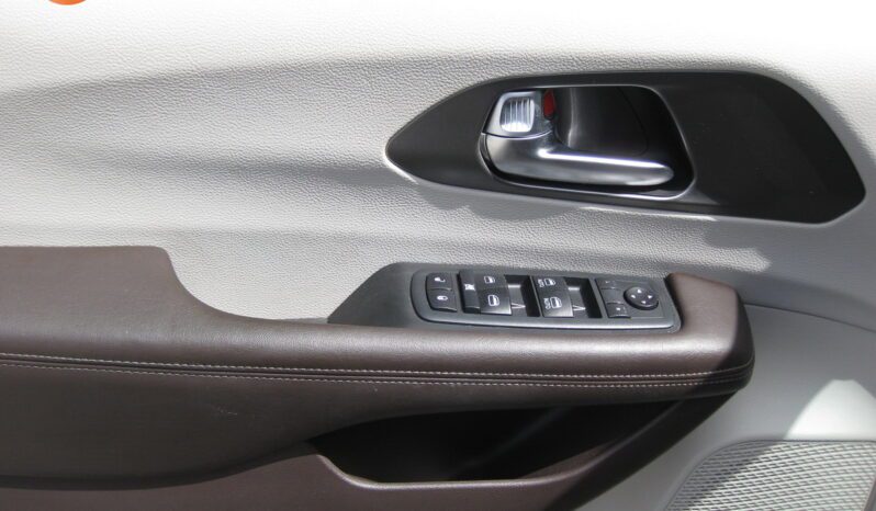 
								2020 Chrysler Voyager LX full									