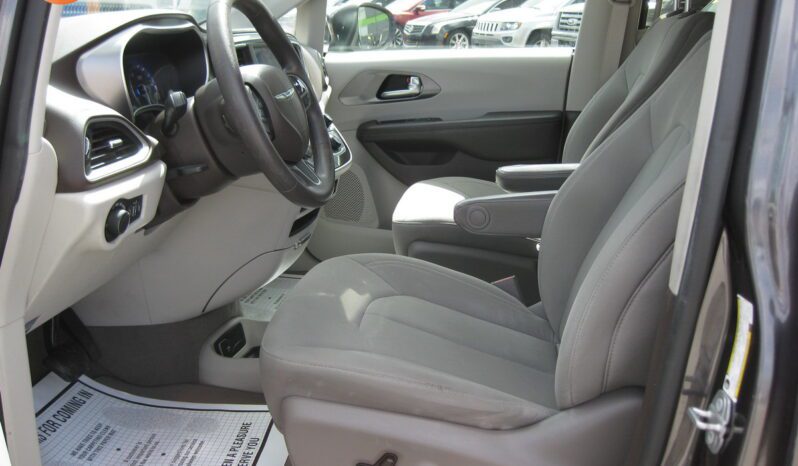 
								2020 Chrysler Voyager LX full									