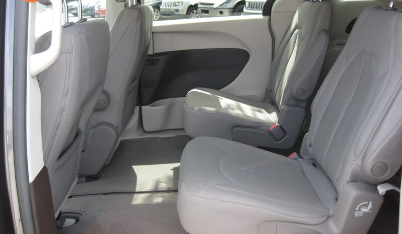 
								2020 Chrysler Voyager LX full									