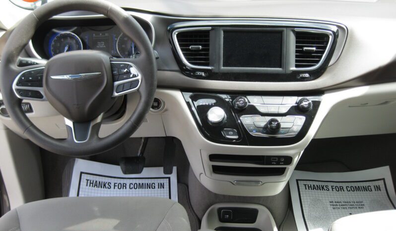 
								2020 Chrysler Voyager LX full									