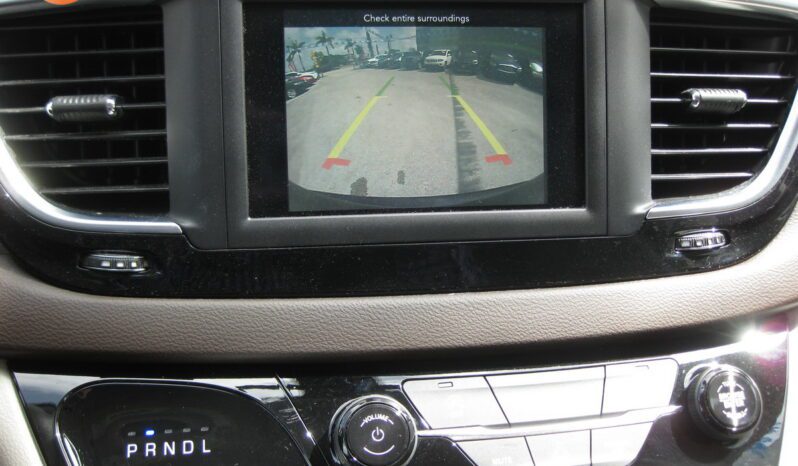 
								2020 Chrysler Voyager LX full									