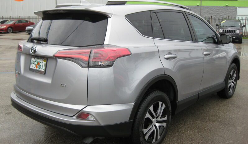 
								2017 Toyota RAV4 LE full									