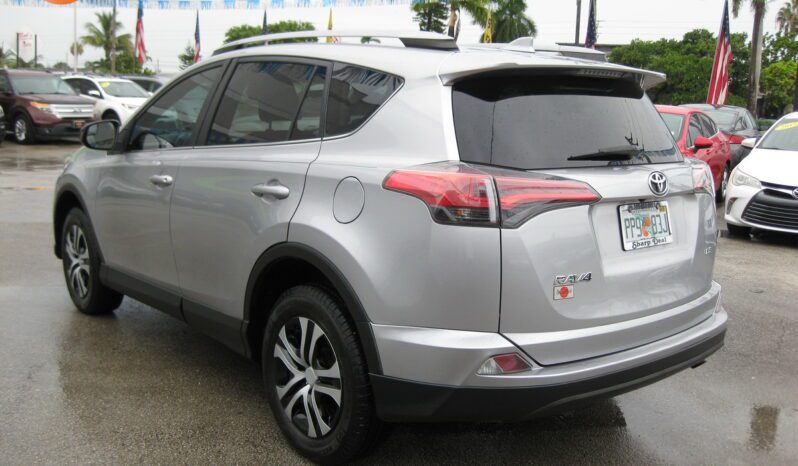 
								2017 Toyota RAV4 LE full									