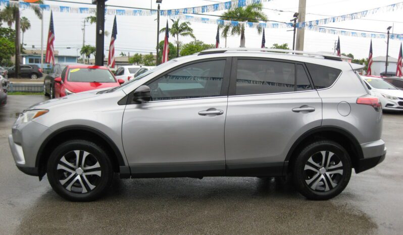 
								2017 Toyota RAV4 LE full									