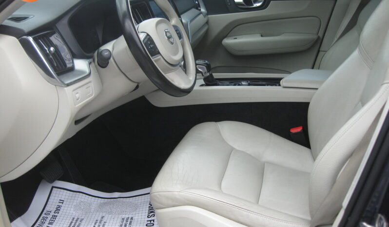 
								2019 Volvo XC60 T5 Momentum full									