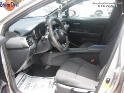 
										2019 Toyota C-HR LE full									