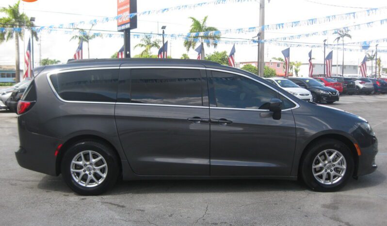 
								2021 Chrysler Voyager LXi full									