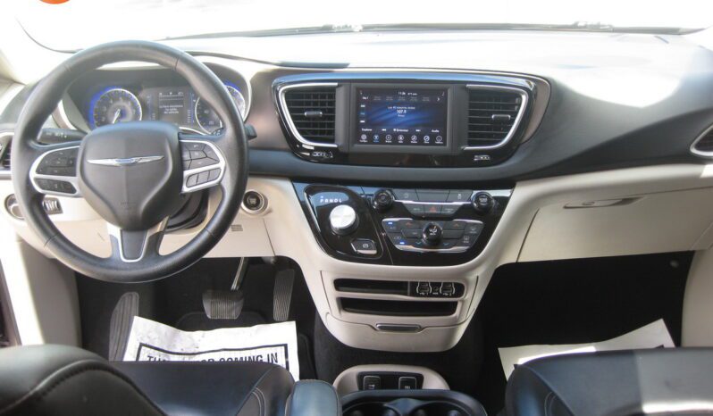 
								2021 Chrysler Voyager LXi full									